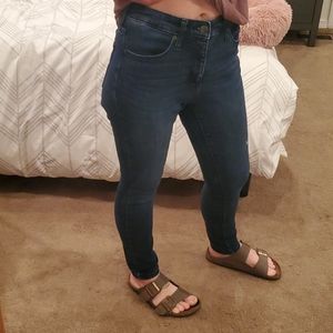 Universal Threads High Waisted Jeans - Size 4